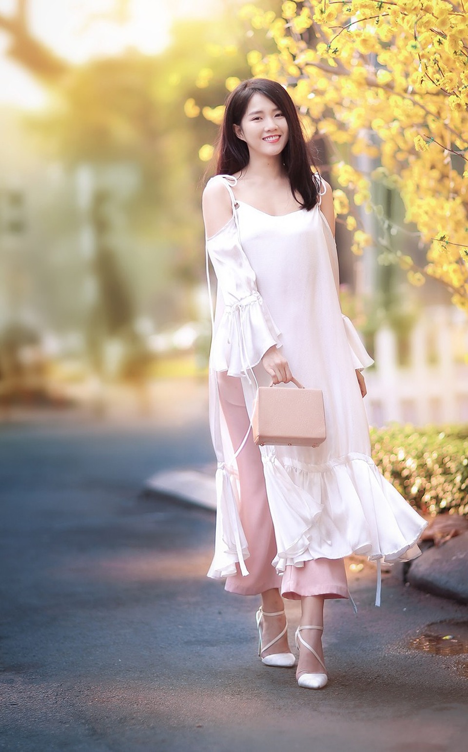Hot girl Kiều Trinh kể chuyện một năm sau khi xuất hiện trên Reuters - 1 Diễn viên - hot girl Nguyễn Hoàng Kiều Trinh dạo phố ngày Tết