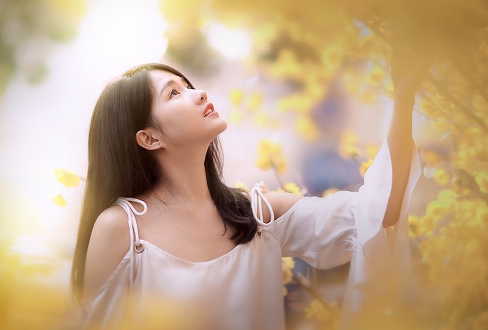 Hot girl Kiều Trinh kể chuyện một năm sau khi xuất hiện trên Reuters - 4 Tự mua chiếc ô tô hơn 2 tỷ, Kiểu Trinh cảm thấy: Khi rước em về được đến nhà, thật sự cảm giác không thể nói được bằng lời ấy. Sau đó mình có lái xe từ chỗ lấy về, ngồi trên xe mình cười hoài.