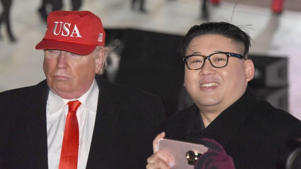 Bản sao “Donald Trump - Kim Jong-un” gây chú ý tại Thế vận hội - 1 Bản sao của nhà lãnh đạo Kim Jong-un và Tổng thống Donald Trump tại lễ khai mạc Thế vận hội ở Hàn Quốc (Ảnh: Kyodo)
