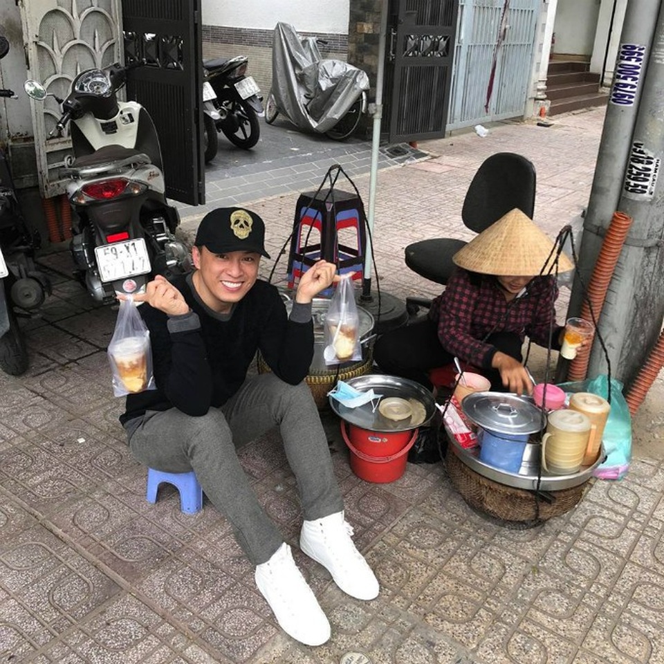 "Cô Đẩu" Công Lý được vợ cũ và con trai đến ủng hộ đóng Táo Quân - 18
Anh Hai Lam Trường không ngại ngồi lề đường ăn quà vặt.