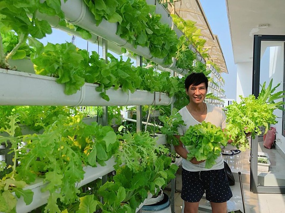 "Cô Đẩu" Công Lý được vợ cũ và con trai đến ủng hộ đóng Táo Quân - 14 Ca sĩ Lý Hải khoe vườn rau xà lách trên sân thượng của gia đình