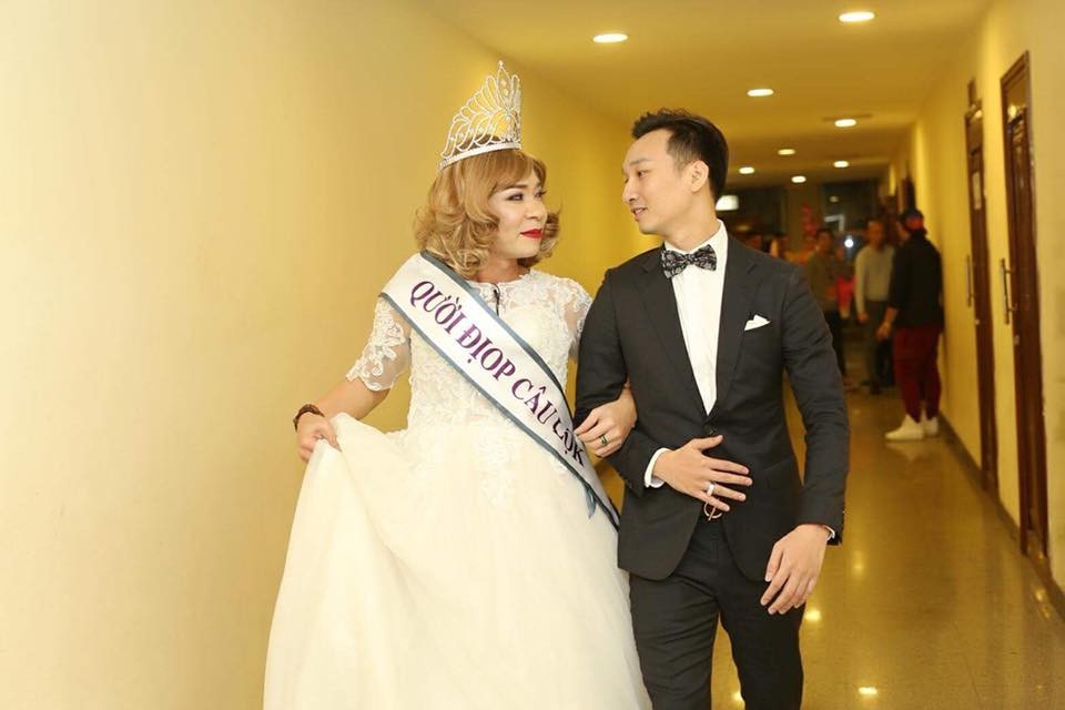 "Cô Đẩu" Công Lý được vợ cũ và con trai đến ủng hộ đóng Táo Quân - 2 Công Lý còn có hình ảnh Hoa hậu tạo dáng tình cảm cùng MC Thành Trung