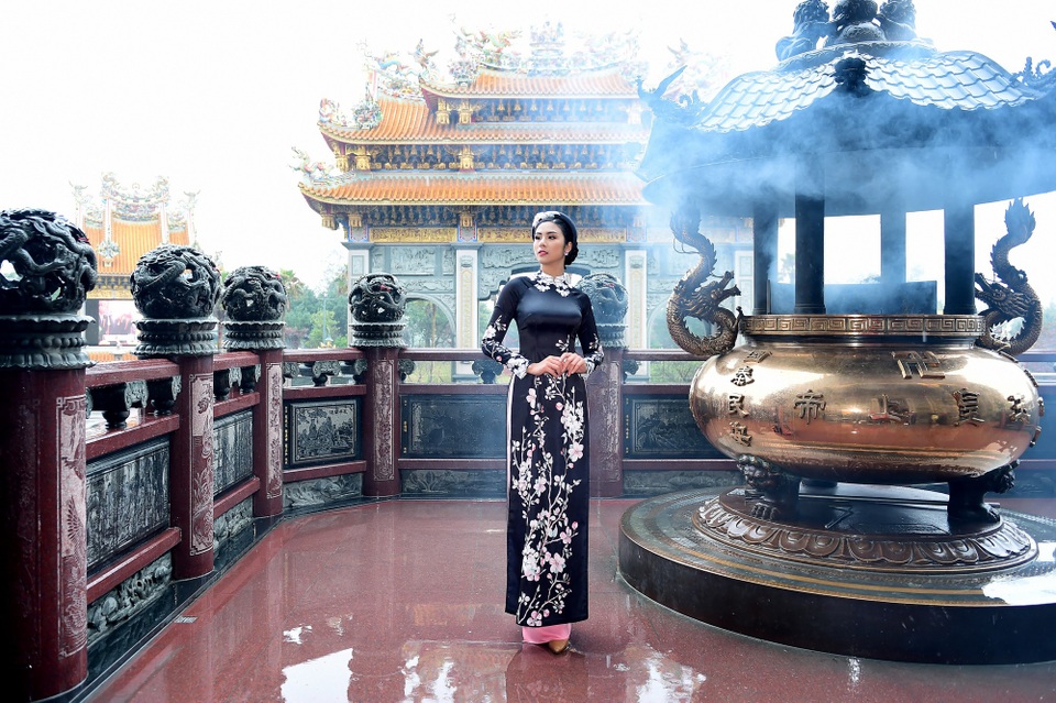 Hoa hậu Ngọc Hân bị “tra khảo” chuyện lấy chồng ngày giáp Tết - 3 Trên nền vải trơn, những họa tiết chim én, hoa đào... gợi nhớ không khí rộn ràng của mùa xuân khiến áo dài trở nên bay bổng hơn.