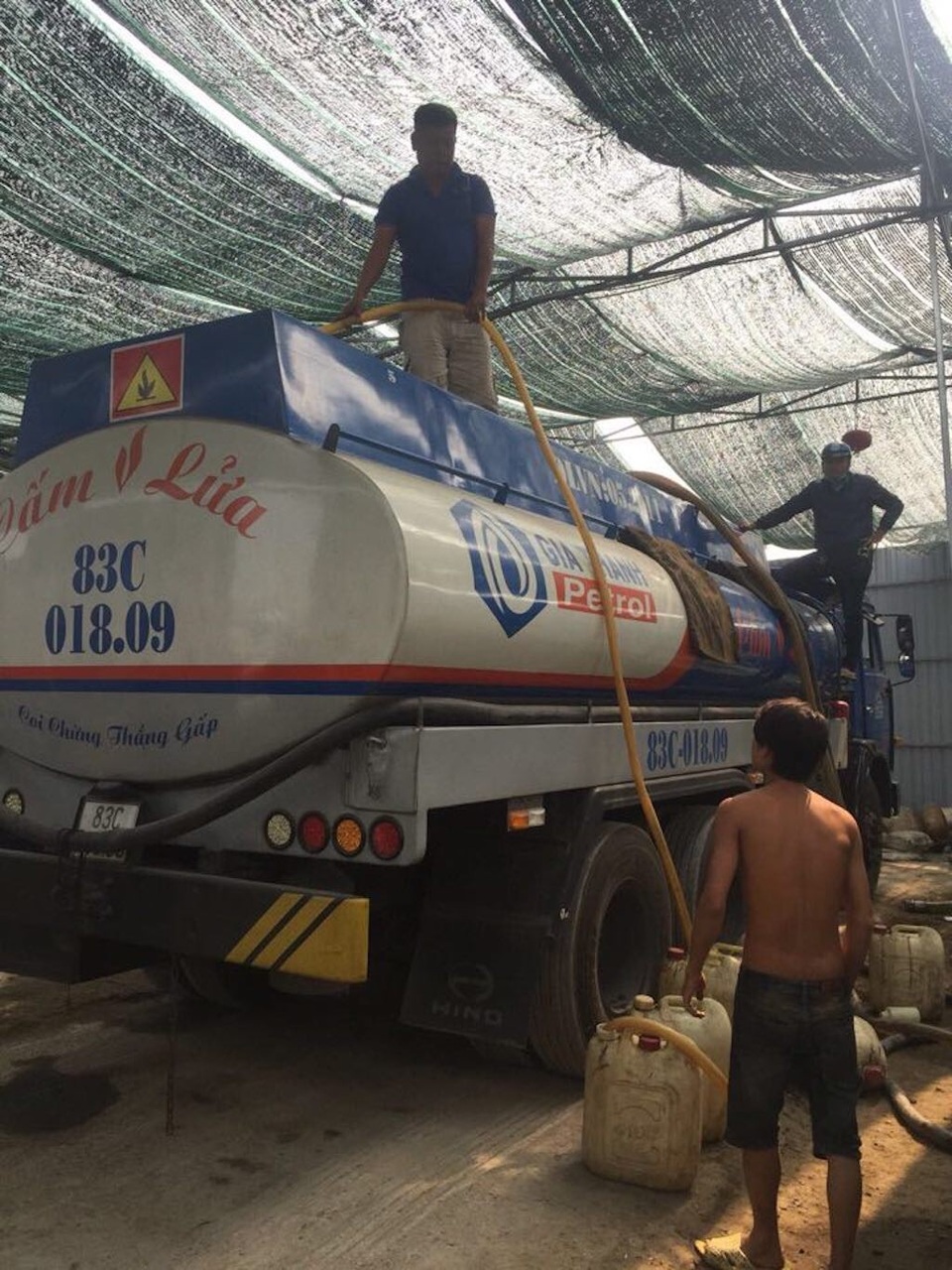 Khám phá đường dây rút ruột xăng dầu từ xe bồn ngày cận tết - 2 Các đối tượng bị bắt quả tang khi đang rút trộm xăng dầu từ xe bồn