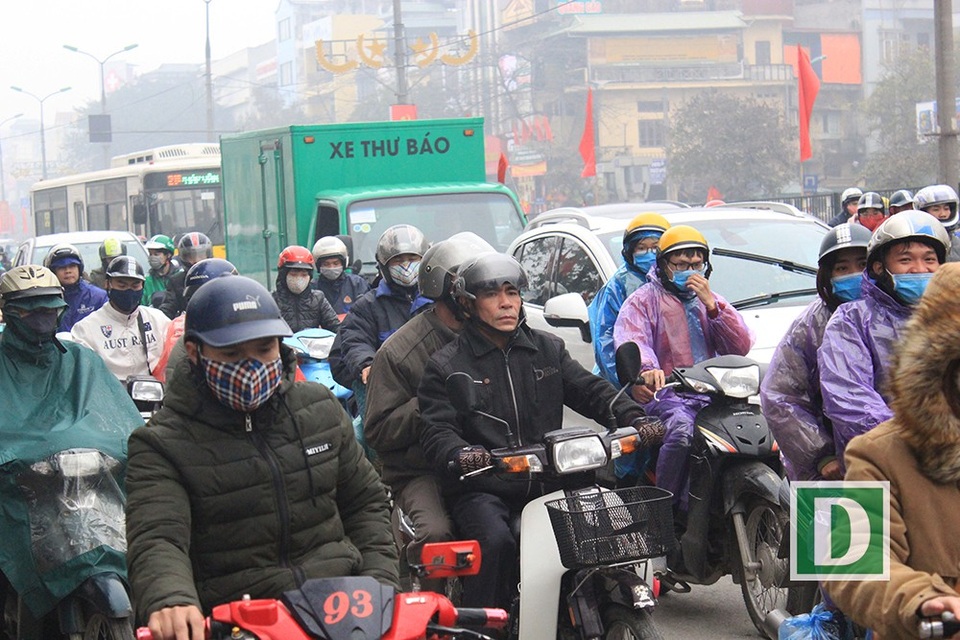 Cửa ngõ thủ đô "tê liệt" ngày 25 Tết - 7
Sáng nay trời lạnh hơn, kèm theo mưa phùn khiến việc di chuyển càng khó khăn hơn.