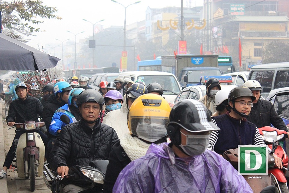 Cửa ngõ thủ đô "tê liệt" ngày 25 Tết - 8
Tranh thủ ngày cuối tuần, dòng người đổ về quê ăn Tết sớm.