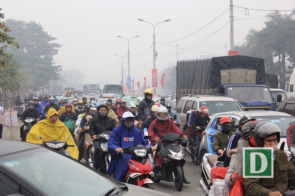 Cửa ngõ thủ đô "tê liệt" ngày 25 Tết - 9
Đoạn đường gần Bến xe Nước Ngầm.
