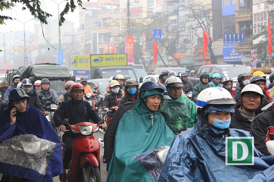 Cửa ngõ thủ đô "tê liệt" ngày 25 Tết - 10
Chôn chân trong mưa phùn.