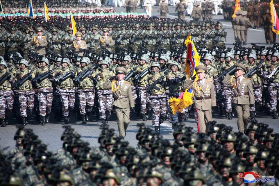 Ảnh hiếm lễ duyệt binh “kín tiếng” của Triều Tiên - 10 Phát biểu tại lễ duyệt binh, ông Kim Jong-un mô tả lực lượng quân sự hùng mạnh gồm 1,1 triệu binh sĩ của Triều Tiên là “thanh gươm báu” uy lực trong công cuộc bảo vệ đất nước.