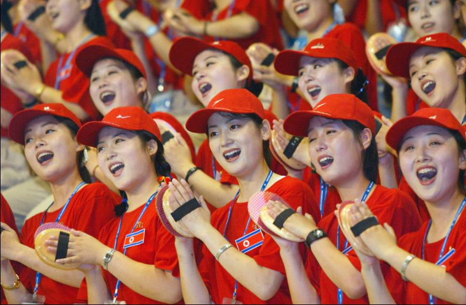 Ngoại giao son môi - “vũ khí” sắc đẹp bí ẩn của Triều Tiên - 2 Phần lớn đội cổ vũ Triều Tiên là những sinh viên trẻ xuất thân từ gia đình trung lưu (Ảnh: Getty)