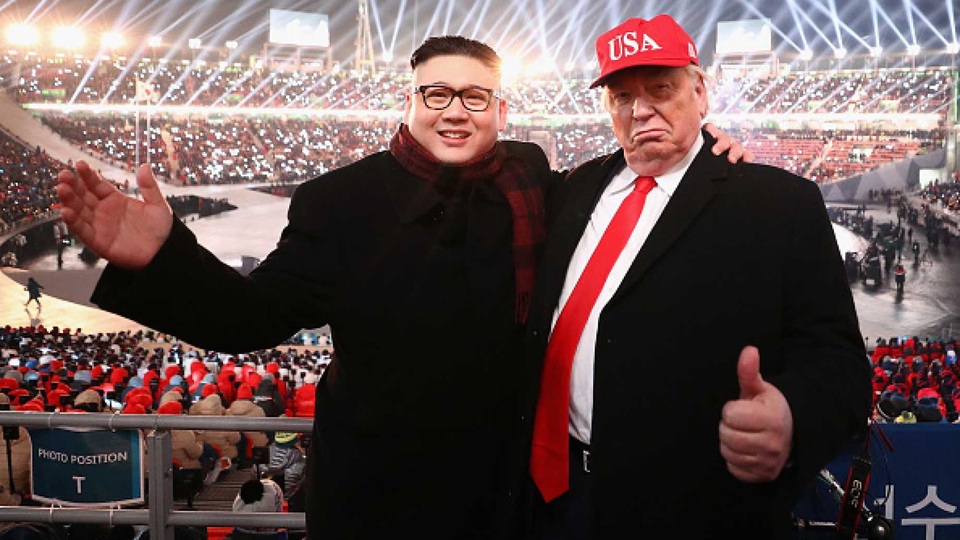 Bản sao “Donald Trump - Kim Jong-un” gây chú ý tại Thế vận hội - 2
Các nhân viên an ninh đã nhanh chóng đưa hai người đàn ông đóng giả lãnh đạo ra ngoài sân vận động (Ảnh: Getty)