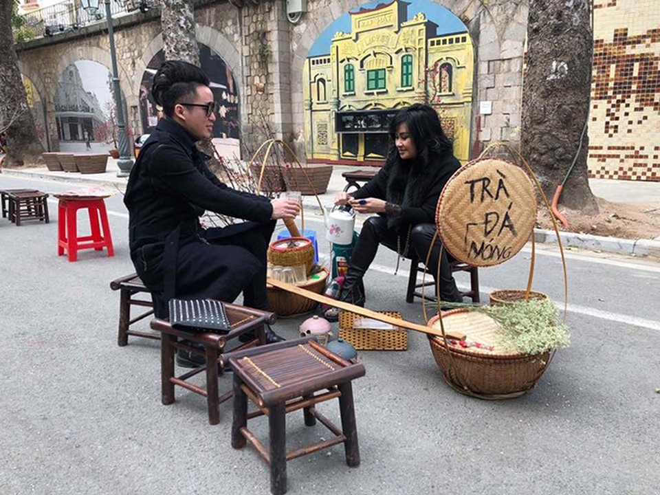 "Cô Đẩu" Công Lý được vợ cũ và con trai đến ủng hộ đóng Táo Quân - 5 Tùng Dương và Thanh Lam thanh thản dạo bộ ở phố bích hoạ Phùng Hưng, Hà Nội trong dịp cuối năm. Nam ca sĩ có cơ hội nếm thử trà đá diva do nữ ca sĩ bán.