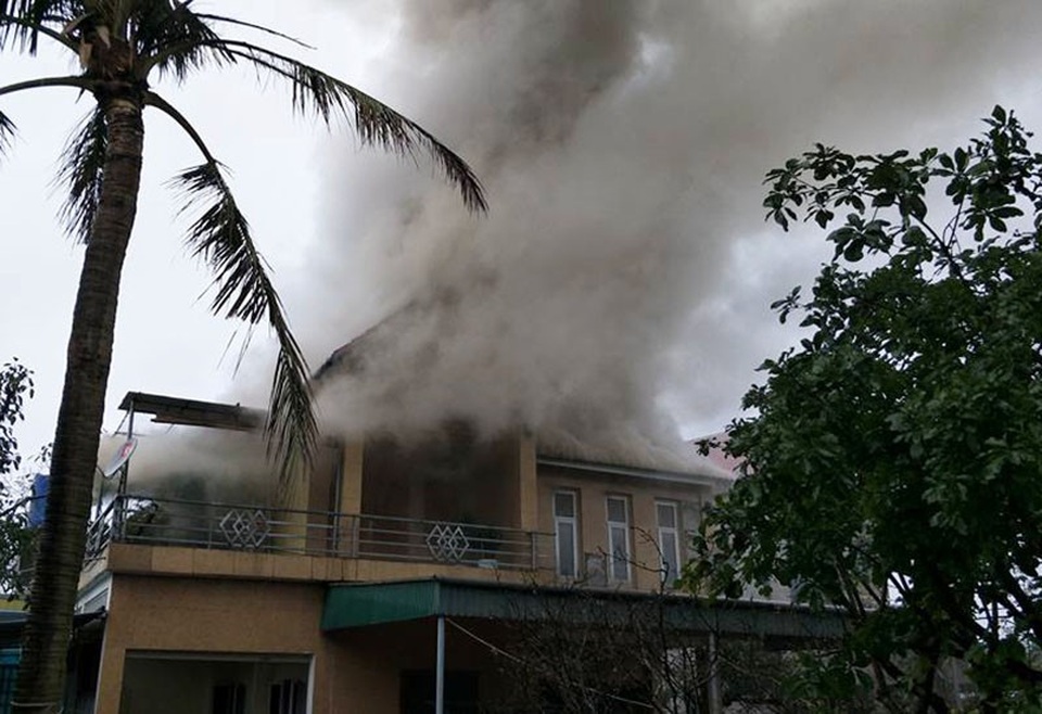 Chập điện gây hoả hoạn, một gia đình tá hoả vì suýt mất nhà, mất Tết - 1 Ngọn lửa bốc nghi ngút từ tầng 2 ngôi nhà của ông T.