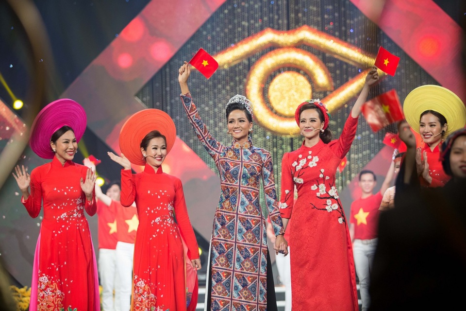 Hoa hậu Kiều Ngân đăng quang Én Vàng với số điểm tuyệt đối - 4 Kết lại phần dẫn dắt của Kiều Ngân là phần trình diễn trang phục truyền thống các dân tộc Việt Nam, hòa cùng với sắc đỏ của những chiếc Quốc kì trên tay và trong giai điệu của ca khúc Ngày Tết Việt Nam do 3 Quán quân của cuộc thi Tiếng hát truyền hình TPHCM thể hiện: ca sĩ Khánh Ngọc, Phương Trinh Jolie và Võ Hạ Trâm.