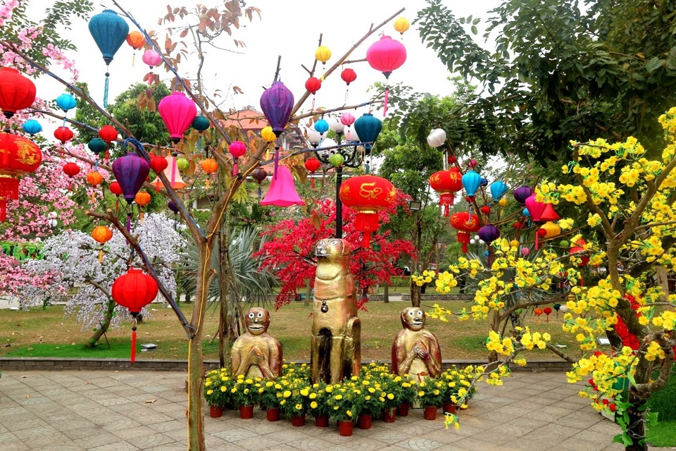 Công viên Thanh Hóa - Hội An cũng được trang trí rực rỡ mai, đào, bánh chưng xanh và linh vật năm Mậu Tuất…
