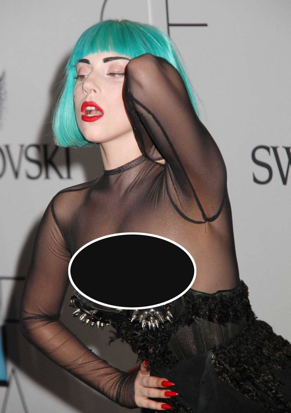 Nữ ca sĩ Lady Gaga được xướng tên là Biểu tượng Thời trang tại giải CFDA Awards năm 2011, ngay sau đó, cô liền gặp sự cố trang phục kinh điển khi chiếc “váy quây” bị… tuột.
