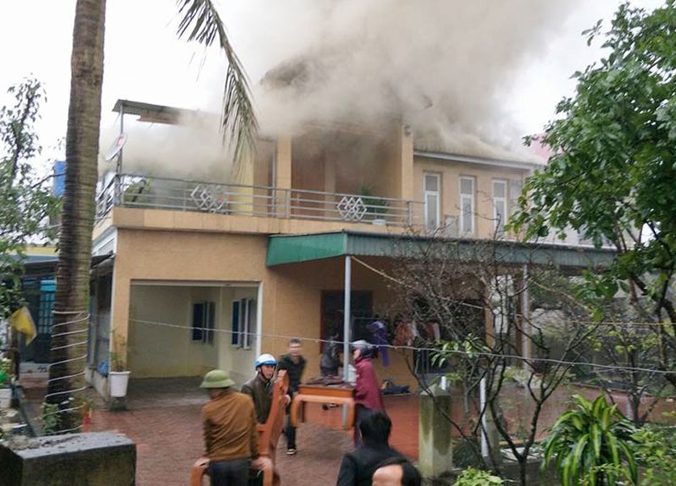 Chập điện gây hoả hoạn, một gia đình tá hoả vì suýt mất nhà, mất Tết - 2 
Nhiều người dân hỗ trợ gia đình ông T. khiêng vật dụng, tài sản ra khỏi ngôi nhà bốc cháy.