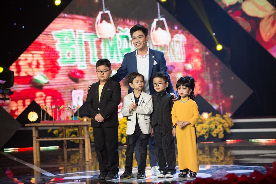 Hoa hậu Kiều Ngân đăng quang Én Vàng với số điểm tuyệt đối - 7 Trong không khí vui tươi đó, Minh Trí bất ngờ lật ngược lại vấn đề khi đưa ra thực trạng có 1 vài người trẻ hiện nay than phiền trên facebook “Đang yên đang lành bỗng dưng Tết”. Minh Trí đã đi tìm câu trả lời sự thú vị của ngày Tết qua thế giới trẻ thơ với 4 khách mời nhí là bé Mộc Quế Anh, Thiên Phước, Hoàng Long, Vĩnh Khang được tạo hình như phiên bản nhí của 4 giám khảo. Minh Trí đã khéo léo đưa ra các câu hỏi và thông điệp dung dị về ngày Tết để các khách mời nhí chia sẻ.
