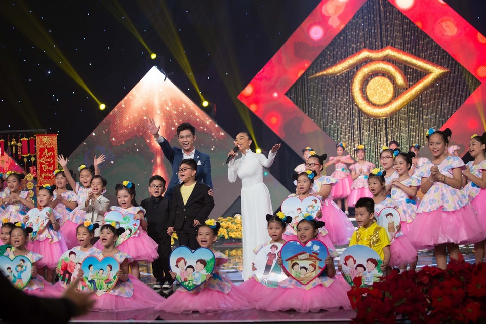 Hoa hậu Kiều Ngân đăng quang Én Vàng với số điểm tuyệt đối - 8 Ca sĩ Đoan Trang tham gia hỗ trợ cho Minh Trí với ca khúc Em là hoa hồng nhỏ (sáng tác Trịnh Công Sơn) với thông điệp nhớ về nguồn cội.