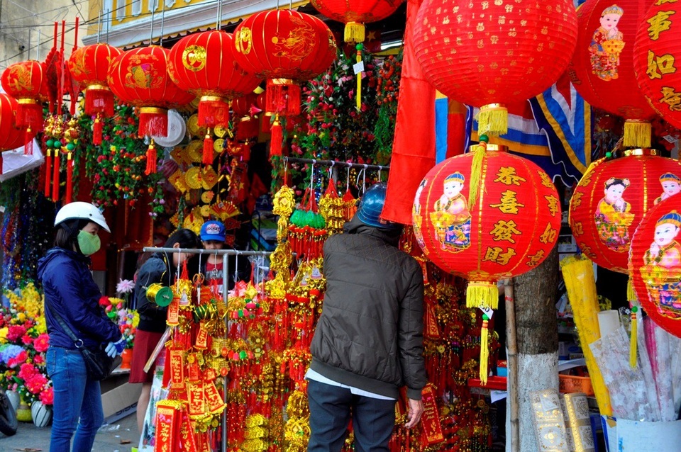 Khắp phố phường ngập tràn sắc đỏ của cờ bay phấp phới, của đèn lồng, của những dây treo trang trí ngày Tết… tạo nên không khí vui tươi, phấn khởi cho năm mới