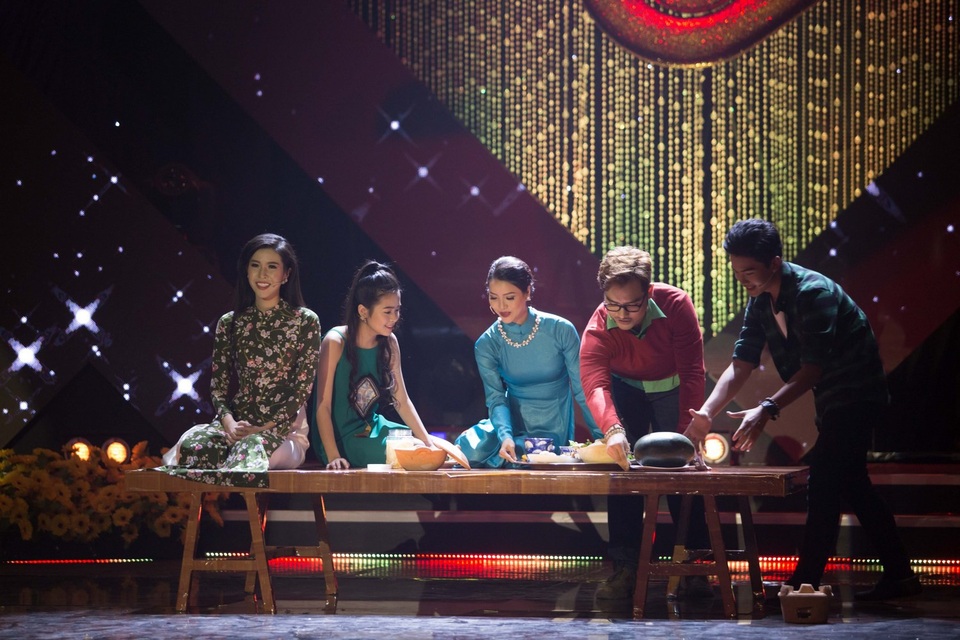 Hoa hậu Kiều Ngân đăng quang Én Vàng với số điểm tuyệt đối - 6 Với Phương Uyên, mùi của Tết là mùi của đất trời chuyển mình, mùi của hoa cỏ căng tràn nhựa sống; là mùi của gia đình khi những thành viên được quây quần bên mâm cơm ngày 30 Tết, có mùi thơm của bánh chưng xanh, mùi cay nồng của dưa hành, mùi thơm của nồi cơm nóng để tạm quên đi 1 năm vất vả.