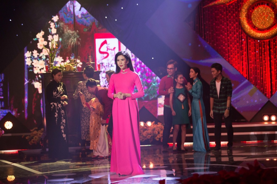 Hoa hậu Kiều Ngân đăng quang Én Vàng với số điểm tuyệt đối - 5 Hoa khôi sư phạm Phương Uyên mang đến màu sắc trẻ trung, tươi mới khi dẫn dắt chủ đề Mùi Tết. Phương Uyên dẫn dắt về hành trình đi tìm mùi của Tết, kết hợp cùng 3 ca khúc ngập tràn không khí xuân Đi để trở về, Khúc nhạc ngày xuân, Mừng nắng xuân về.