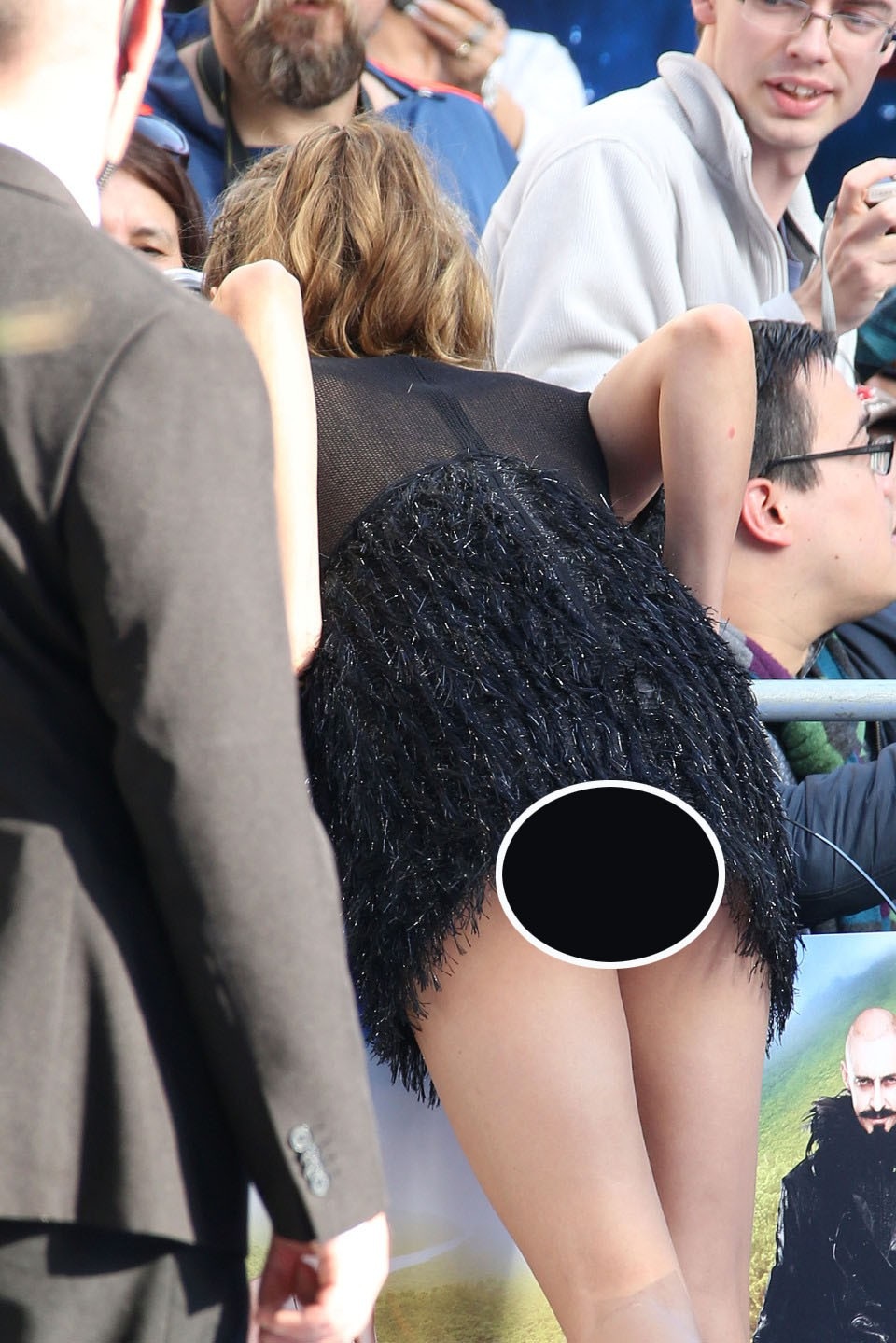 Siêu mẫu Cara Delevingne đã quên mất mình đang mặc một chiếc váy ngắn khi xuất hiện tại lễ công chiếu phim “Pan” (Pan & vùng đất Neverland - 2015). Cô đã cúi xuống giao lưu với fan quá nhiệt tình…