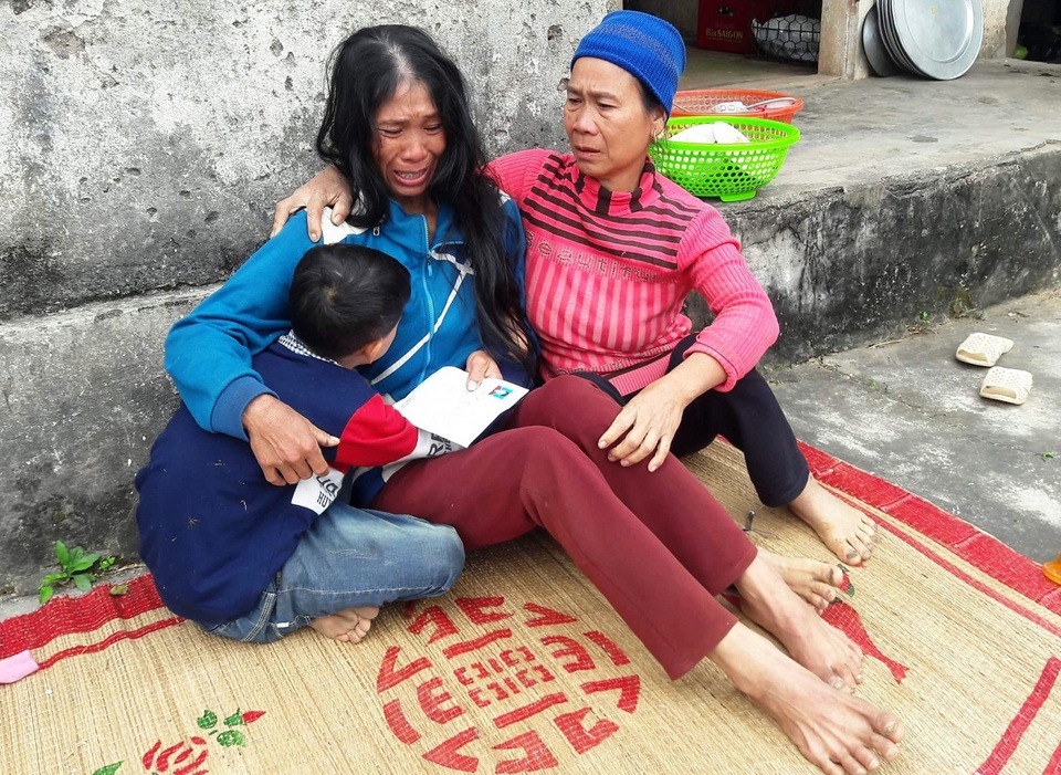 2 anh em thương vong trên đường về quê ăn Tết: "Cha mẹ chờ con quãng đường ngắn nữa thôi!" - 3 Bà Dương Thị Vinh đã ngã quỵ khi nghe hung tin 2 con trai gặp nạn.