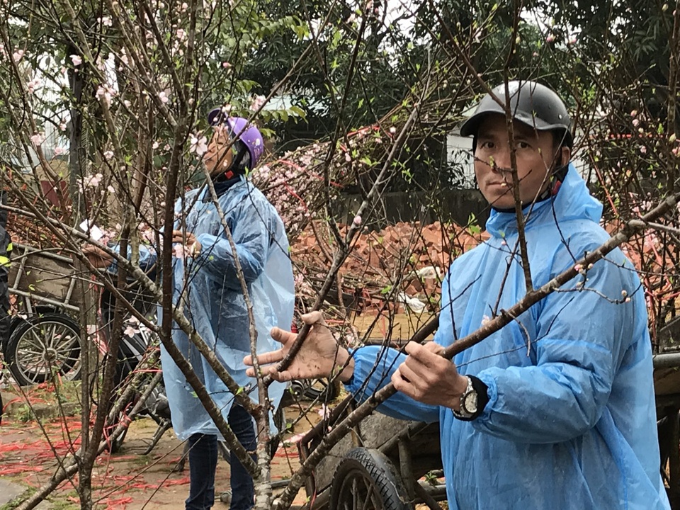 Người dân đội mưa, chịu rét ra tận lề đường “tiếp thị” sắc xuân - 2 Người dân đội mưa, chịu rét ra tận lề đường “tiếp thị” sắc xuân - 2