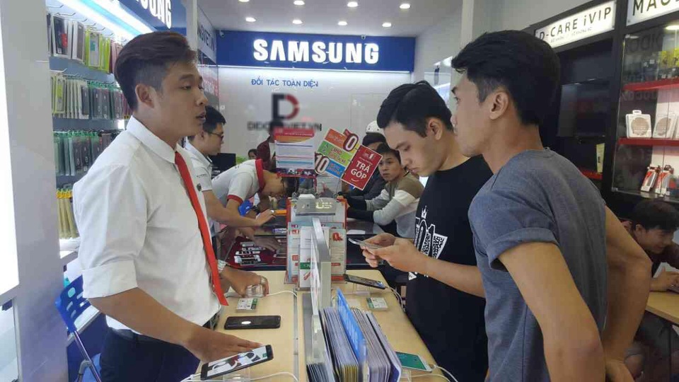 Nhiều nhân viên tăng ca trong dịp cận tết vì lượng khách tăng mạnh