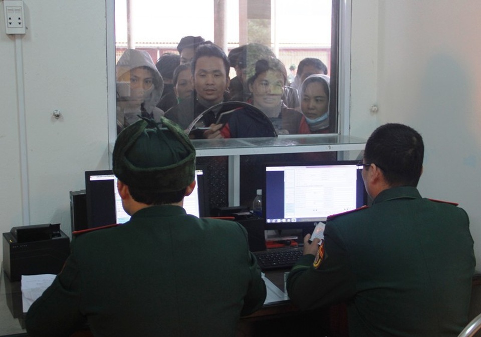 Người dân chen chúc làm thủ tục tại cửa khẩu để về quê đón Tết - 1 Lực lượng biên phòng tại cửa khẩu giải quyết thủ tục cho người dân