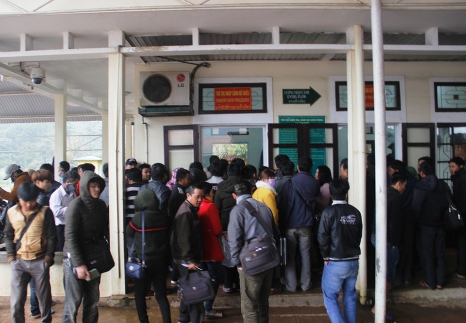 Người dân chen chúc làm thủ tục tại cửa khẩu để về quê đón Tết - 2 Rất đông người dân làm thủ tục nhập cảnh tại Cửa khẩu La Lay
