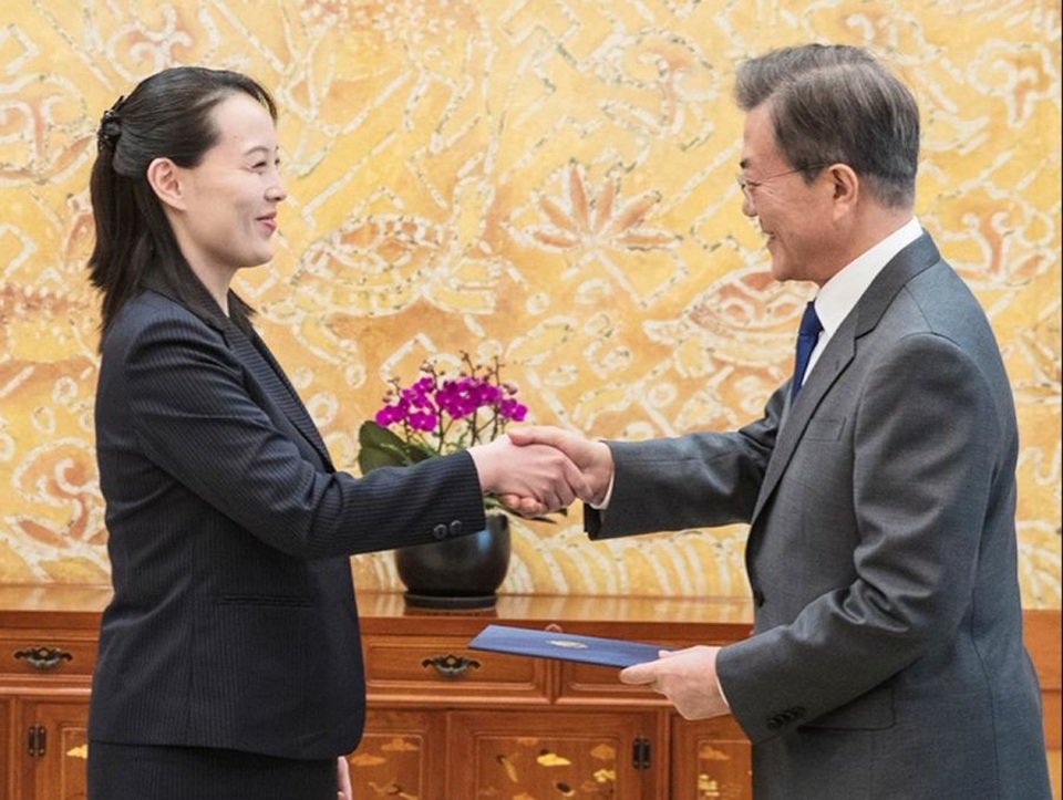 Giải mã đề xuất cuộc gặp lịch sử với Hàn Quốc của ông Kim Jong-un - 1
Bà Kim Yo-jong trao thư của ông Kim Jong-un cho Tổng thống Moon Jae-in tại Nhà Xanh ngày 10/2 (Ảnh: Yonhap)