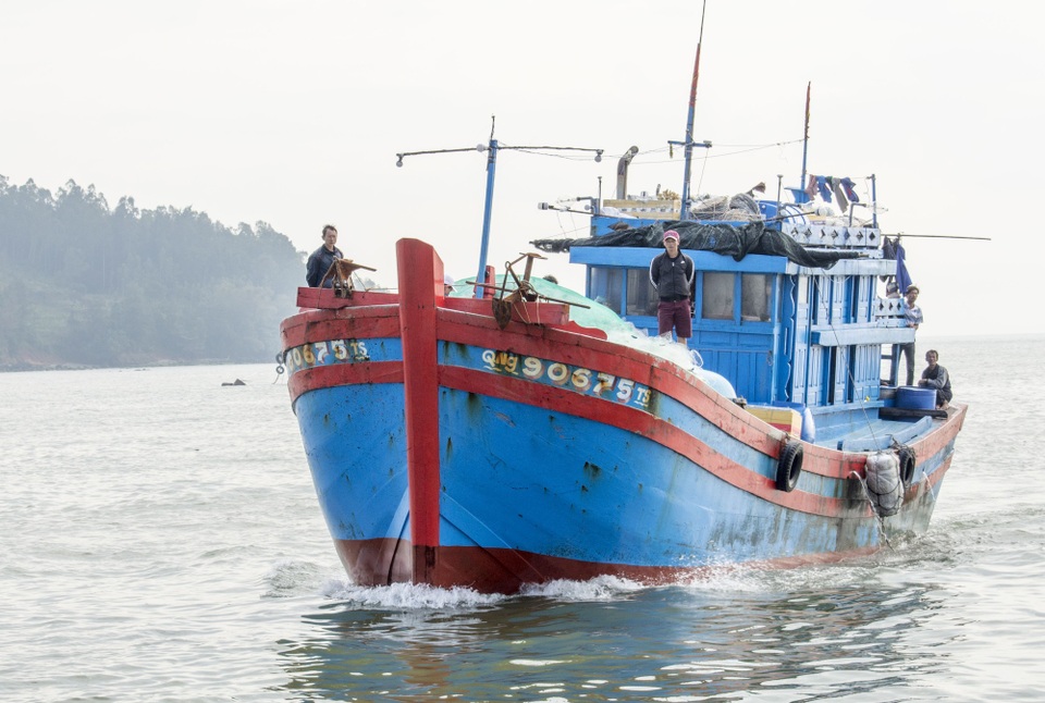 Ngư dân trắng tay vì gặp nạn trong chuyến biển cuối năm - 1 Tàu cá QNg 90675 TS của ngư dân Nguyễn Cu đưa 7 ngư dân gặp nạn vào bờ