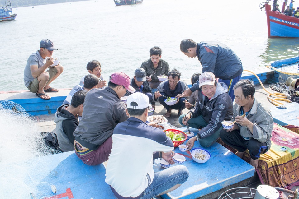 Ngư dân trắng tay vì gặp nạn trong chuyến biển cuối năm - 3 Ngư dân trắng tay vì gặp nạn trong chuyến biển cuối năm - 3