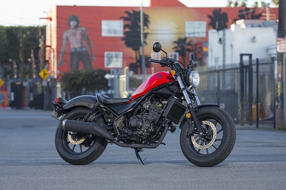Honda Rebel 300 giá bán từ 125 triệu đồng - 2
Trên thế giới, mẫu cruiser này của Honda còn có cả phiên bản 500cc, nhưng tại Việt Nam, Honda chỉ giới thiệu phiên bản có dung tích 300cc