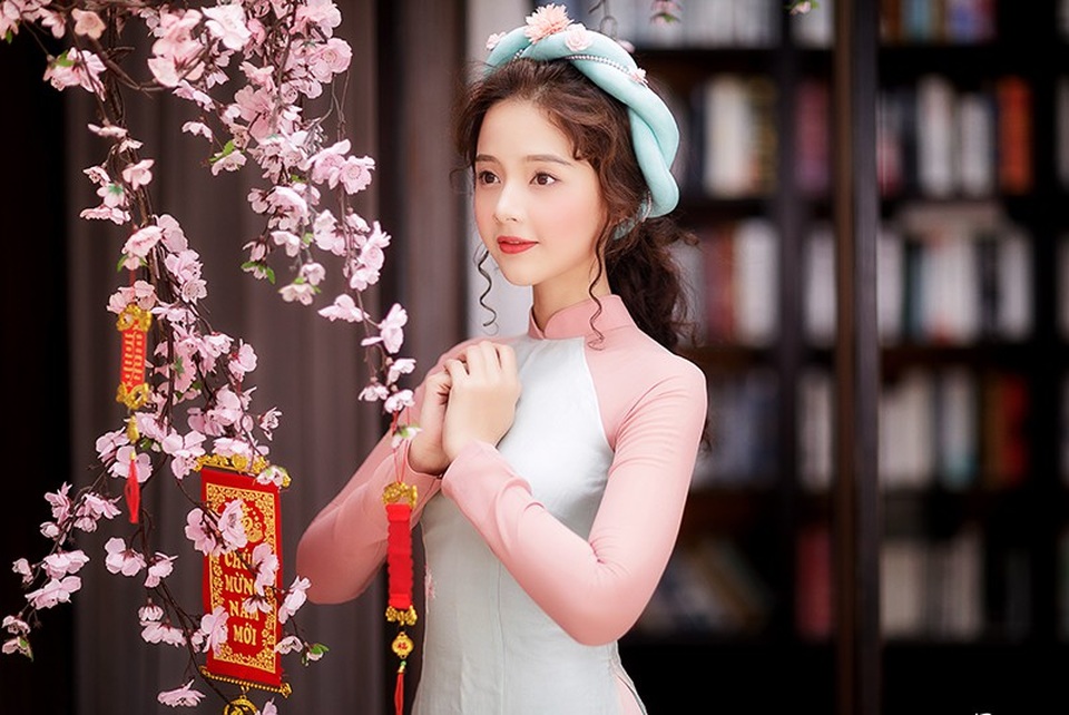Hot girl sinh năm 1994 tự tin đón nhận thách thức "năm tuổi" - 4 Hương chia sẻ: Sau nhiều năm không hoạt động nghệ thuật, em chính thức trở lại với con đường này. Dự định của em trong 2 năm tới đó là làm hết sức mình, tham gia nhiều dự án xây dựng tên tuổi và phát triển hình ảnh bản thân.