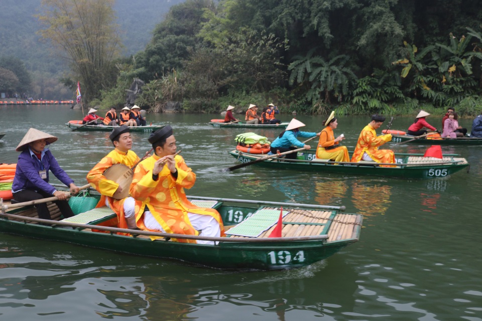 Danh thắng Tràng An chính thức có thêm tuyến tham quan mới - 3 Ngoài tham quan cảnh đẹp, di tích văn hóa lịch sử, du khách còn được hòa mình vào nhã nhạc cung đình thời Nguyễn.