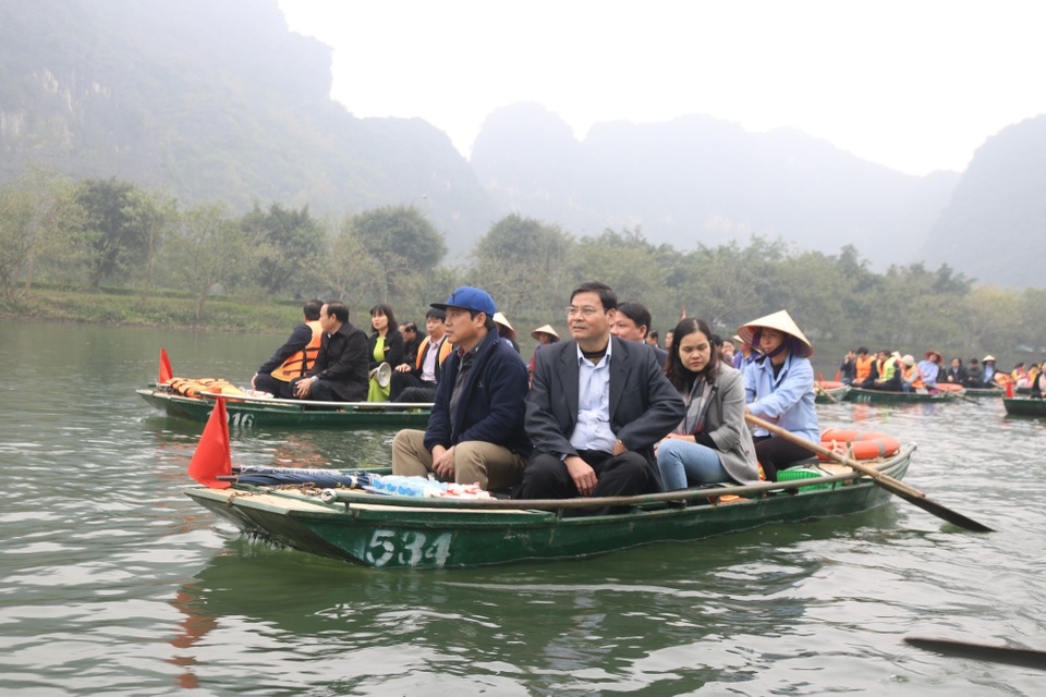 Danh thắng Tràng An chính thức có thêm tuyến tham quan mới - 1 Các đại biểu cùng du khách tham quan tuyến số 3 tại danh thắng Tràng An trong ngày khai trương.