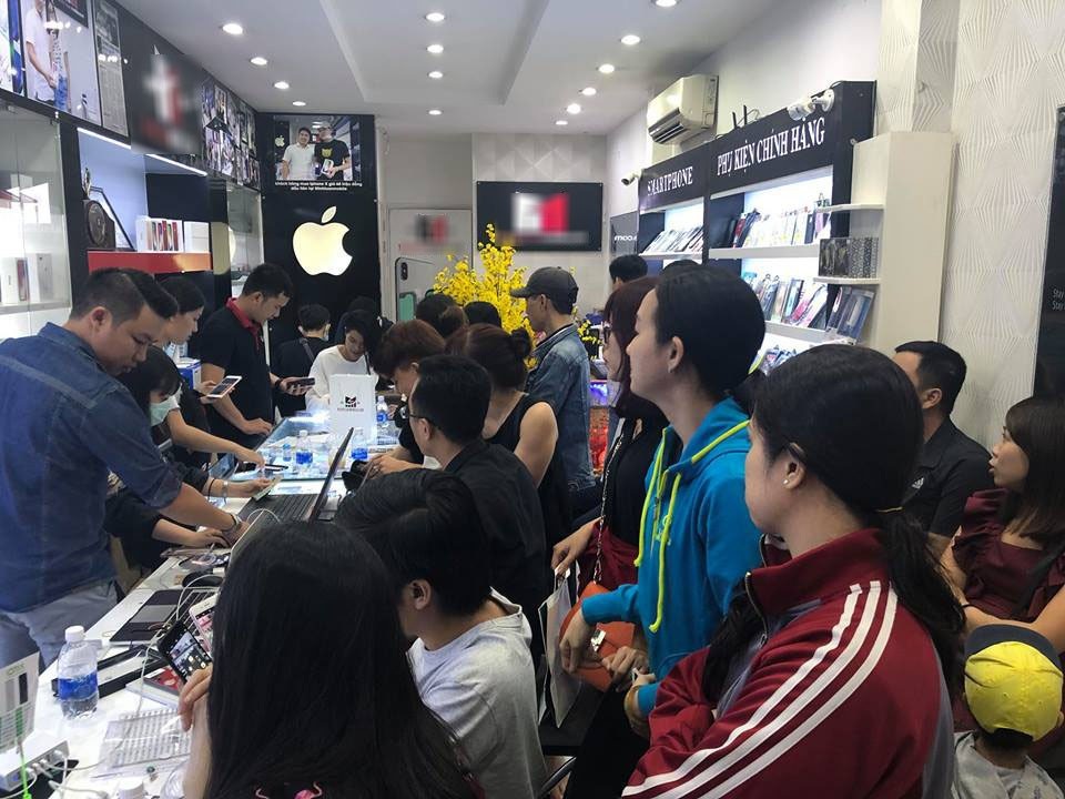 Nhiều cửa hàng tăng ca đêm vì lượng khách tăng mạnh vài ngày qua