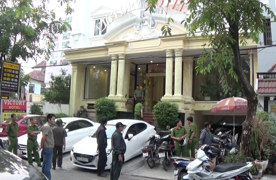 "Gom" loạt người phê ma túy trong khách sạn sáng 26 Tết - 2 Công an kiểm tra hàng loạt khách sạn dịp cuối năm