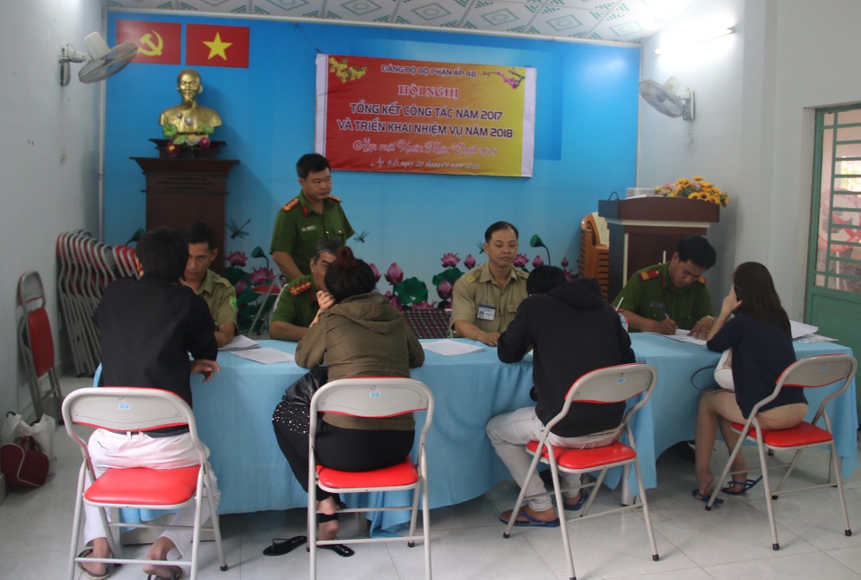 "Gom" loạt người phê ma túy trong khách sạn sáng 26 Tết - 7
Nhiều người bị đưa về trụ sở để lập hồ sơ, xử lý