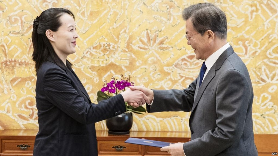 Lộ thực đơn Hàn Quốc chiêu đãi “sứ giả hòa bình” của Triều Tiên - 1
Tổng thống Hàn Quốc Moon Jae-in bắt tay cô Kim Yo-jong, em gái nhà lãnh đạo Triều Tiên KIm Jong-un. (Ảnh: Getty)