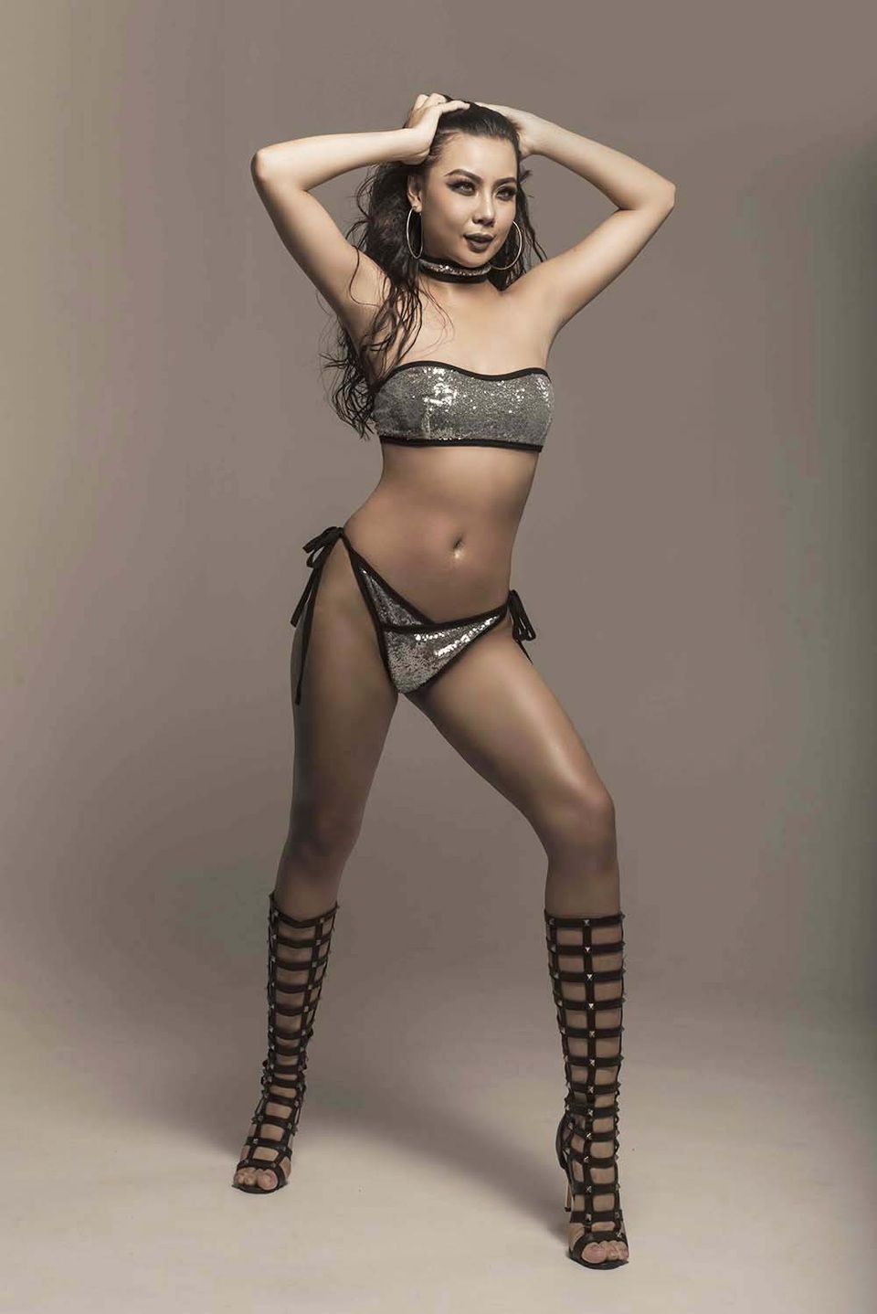 Người mẫu gây "lùm xùm" trên chuyên cơ chở U23 Việt Nam khoe ảnh bikini nóng bỏng - 2 Với tên gọi “love yourbody be yourself”, Lại Thanh Hương chia sẻ, bộ ảnh như một lời nhắn nhủ với bản thân và những người không có cơ thể hoàn hảo rằng: “Cơ thể của tôi, dù không hoàn hảo trong mắt nhiều người, nhưng chính bản thân tôi vẫn luôn phải yêu quý chính mình”.