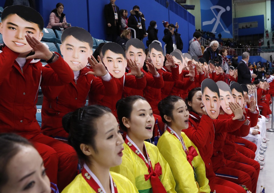 Mặt nạ của đội cổ vũ Triều Tiên gây xôn xao ở Hàn Quốc - 2
Chiếc mặt nạ gây tranh cãi của đội cổ vũ Triều Tiên (Ảnh: Reuters)