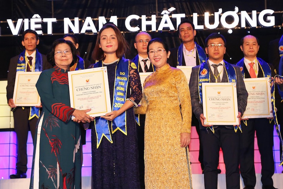 PNJ đạt danh hiệu "Hàng Việt Nam chất lượng cao" 21 năm liên tiếp - 1 Bà Nguyễn Hoàng Anh- Giám đốc Khối Marketing PNJ đại diện công ty nhận danh hiệu Hàng Việt Nam Chất Lượng Cao 2018