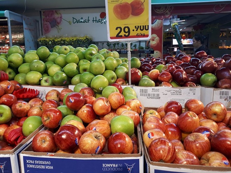 Cam, táo ngoại đồng giá 30.000 đồng/kg, người dân đổ xô mua về ăn Tết - 1 Đồng loạt các loại táo nhập ngoại có giá 30.000 đồng, mức giá rẻ khiến nhiều người sành ăn đồ ngoại tranh mua.