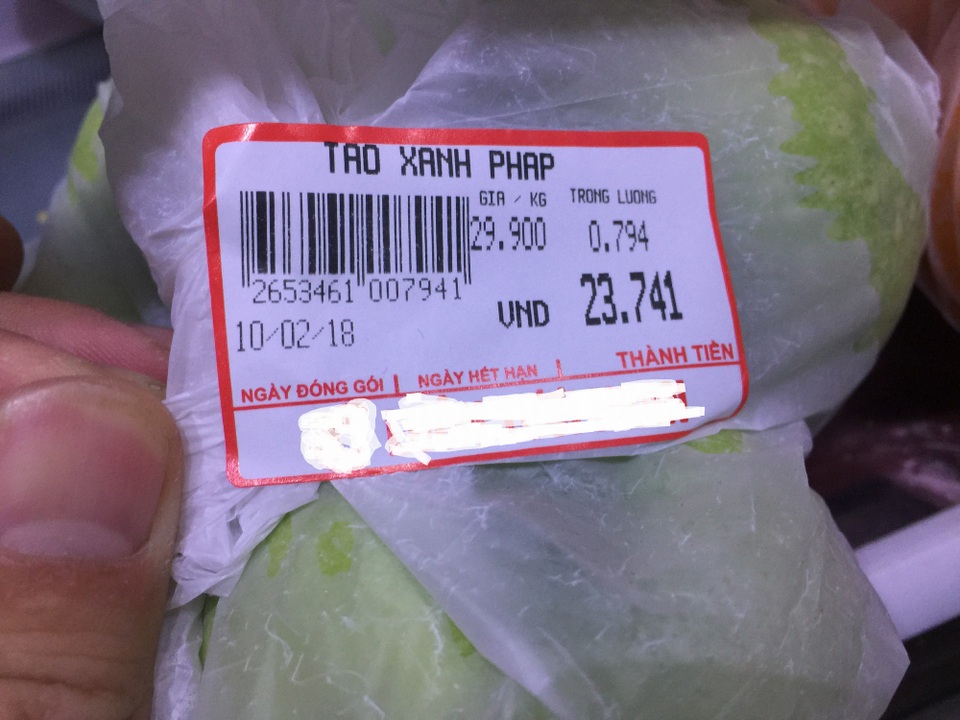 Cam, táo ngoại đồng giá 30.000 đồng/kg, người dân đổ xô mua về ăn Tết - 2 Mặt hàng táo xanh được niêm yết là xuất xứ từ Pháp tại siêu thị, song với mức giá 30.000 đồng, nhiều người nghi ngại sai lệch nguồn gốc xuất xứ và khuyến cáo nhau không nên ham của rẻ.