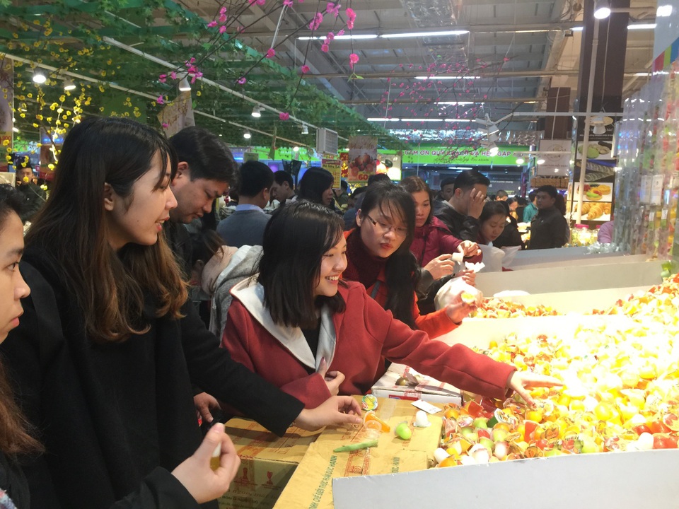Giáp Tết, người dân Hà Nội đổ xô mua sắm Tết, siêu thị đông đặc - 13 Thạch các loại là sản phẩm mà nhiều bạn trẻ ưa thích, gian hàng này luôn đông đặc người mua sắm
