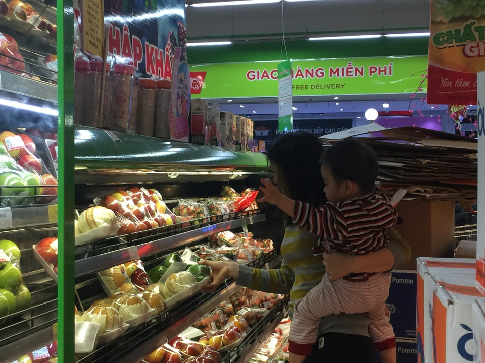 Cam, táo ngoại đồng giá 30.000 đồng/kg, người dân đổ xô mua về ăn Tết - 6 Trong khi đó tại một số quầy hoa quả nhập khẩu khác, giá các loại táo thấp nhất 60.000 đồng đến cao nhất là 120.000 đồng/kg.